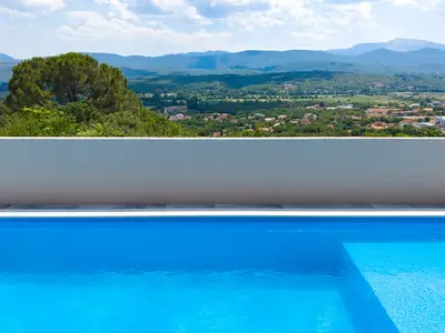 Das großzügige Sonnendeck bietet den perfekten Ort, um die warmen Sonnenstrahlen zu genießen