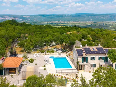 Villa Lugareva mit 52 qm privatem Pool, 4 Schlafzimmern, 4 Bädern, Sommerküche, traditioneller Umgebung, Spielplatz