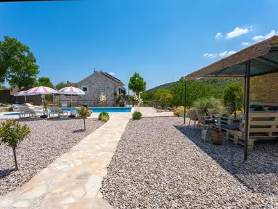 Villa Lugareva liegt in der ländlichen Gegend des Hinterlandes von Makarska, in einem kleinen Dorf namens Zmijavci