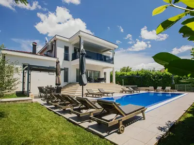 PoolOfHouse