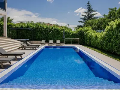 PoolOfHouse