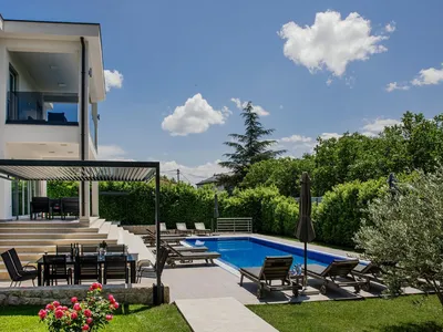 PoolOfHouse