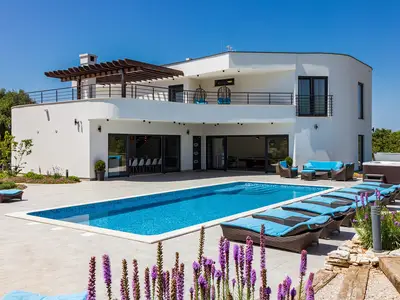 Villa für 14 Personen (500 m²) in Juršići 1/10