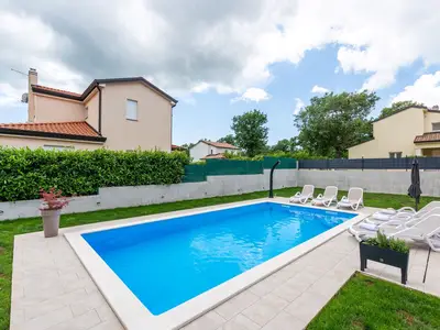 Villa für 6 Personen (150 m²) in Brajkovići 2/10