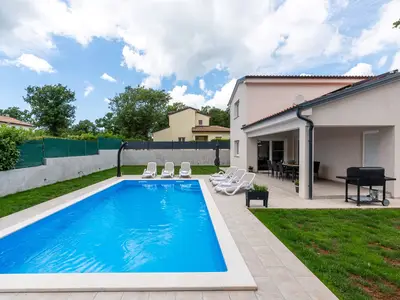 Villa für 6 Personen (150 m²) in Brajkovići 4/10