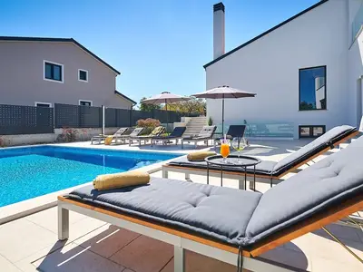 Villa für 8 Personen (340 m²) in Kaštel 9/10