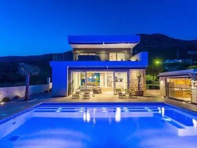 Der Außenbereich bietet einen beheizten privaten Pool, einen Whirlpool und ein riesiges Sonnendeck