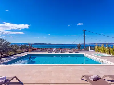 Der Außenbereich bietet einen 9 x 5 m großen Swimmingpool mit einem riesigen Sonnendeck.