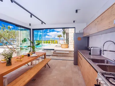 Eine voll ausgestattete Sommerküche mit Grill befindet sich neben dem Poolbereich
Anwesen