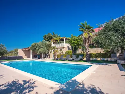 Bei einem Glas Wein können Sie die Privatsphäre Ihres Pools genießen