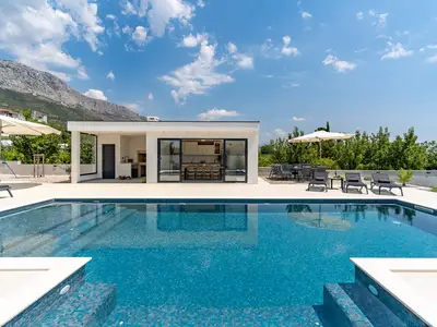Villa Marisa is fully air conditioned, with free WiFi, organized on 2 floors.