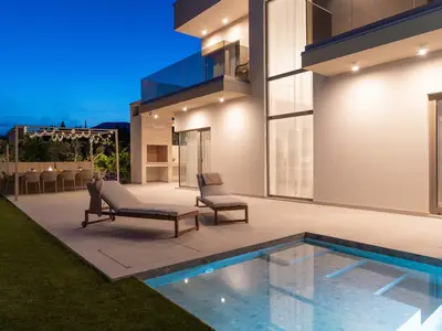 NEUE Villa Veluri mit 4 Schlafzimmern und beheiztem Pool