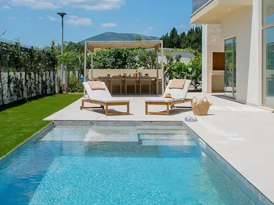 Stilvolles High-End-Haus nur 1,6 km vom Strand entfernt mit einem beheizten 29 Quadratmeter großen Pool