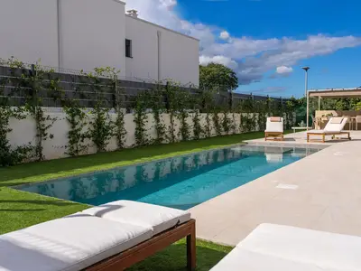 Der Außenbereich verfügt über einen privaten beheizten Swimmingpool (9 x 3 m)