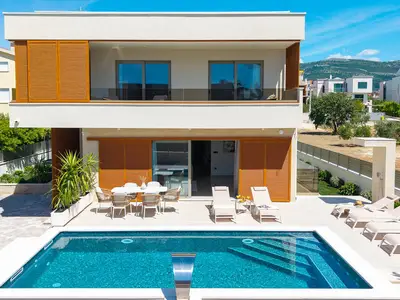 Willkommen in der Villa San Pietro, einer atemberaubenden brandneuen Luxusvilla, die Komfort und Stil in der malerischen Umgebung von Kaštel Štafilić neu definiert