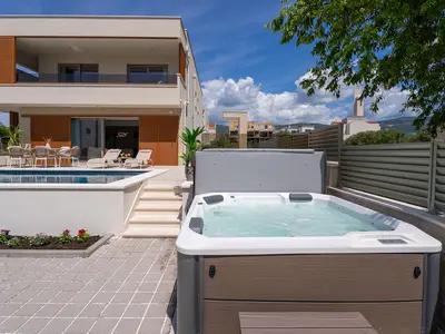 Entspannen Sie sich im einladenden Whirlpool oder genießen Sie die Sonne auf dem großzügigen Sonnendeck