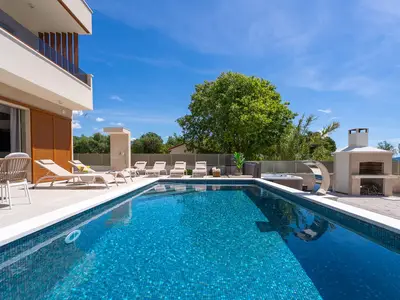 Ein privater beheizter Swimmingpool ist ideal für ein erfrischendes Bad in der Sonne