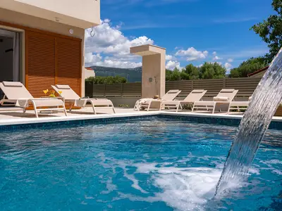Nur 20 Meter von der glitzernden Adria entfernt bietet diese exquisite Villa mit 6 Schlafzimmern eine stilvolle Unterkunft für bis zu 12 Gäste