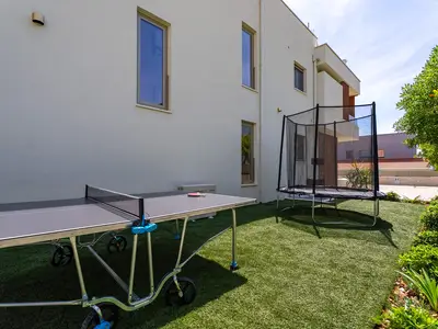Diese Villa bietet auch Unterhaltung: Tischtennis, Airhockey und ein Trampolin für Ihre Kleinsten.
