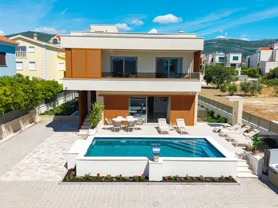 Die Villa San Pietro erstreckt sich über drei Ebenen und großzügige 400 Quadratmeter und ist sorgfältig gestaltet, um einen großzügigen Rückzugsort zu bieten