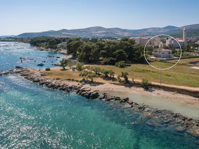 Villa Pensa ist perfekt gelegen, nur wenige Gehminuten vom Strand entfernt (nur 30 m entfernt)