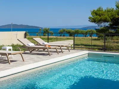 Treten Sie hinaus in Ihren eigenen privaten 35 m2 großen Pool (7,9 m x 4,4 m)