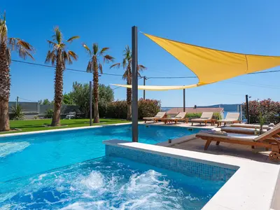 Privater Swimmingpool mit Gegenstromanlage und angeschlossenem Whirlpool (nicht beheizt)