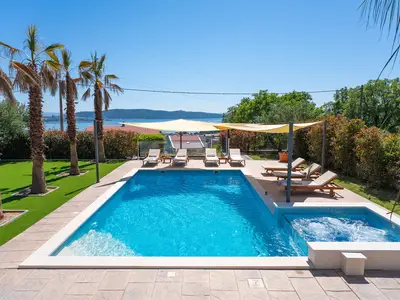 Entdecken Sie diese elegante Villa mit privatem Pool von 8,2 m x 5 m