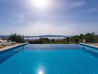 Glitzerndes Schwimmbad von 6 x 6 m mit großer Liegewiese