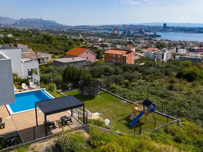 Ruhige und friedliche Gegend von Kaštel Sućurac mit Meerblick vom Grundstück