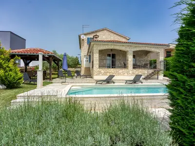 Villa für 8 Personen (142 m²) in Kaštelir 1/10