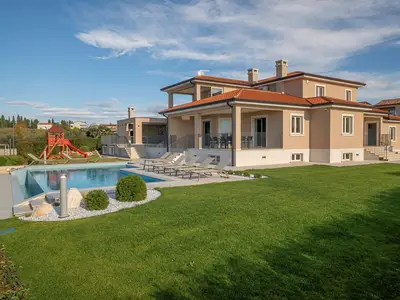 Villa für 10 Personen (380 m²) in Kaštelir 1/10