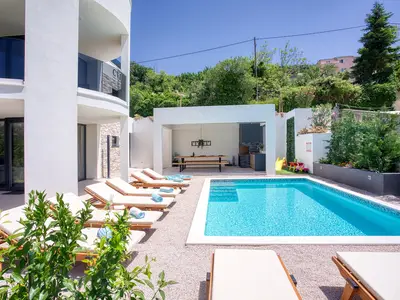 Spacious pool area with 8 pool chair, solar shower, outdoor dining area and amazing view

