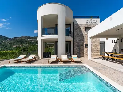 Spacious pool area with 8 pool chair, solar shower, outdoor dining area and amazing view
