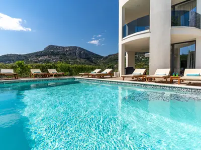 Spacious pool area with 8 pool chair, solar shower, outdoor dining area and amazing view
