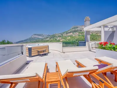 rooftop terrace with a Jacuzzi, a very comfortable lounge corner, and 4 deck chairs.