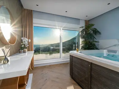 Spa-Raum mit Whirlpool für 5 Personen, Klimaanlage und herrlichem Blick auf die Stadt Split