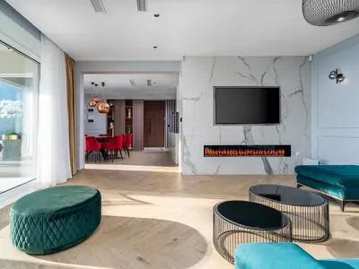 Offenes Wohnzimmer mit Blick auf den Essbereich
