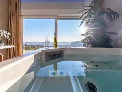 Stilvolle 5-Sterne-Villa mit 4 Schlafzimmern mit eigenem Bad, 40 m2 großem Pool, Whirlpool und professionellem Fitnessstudio