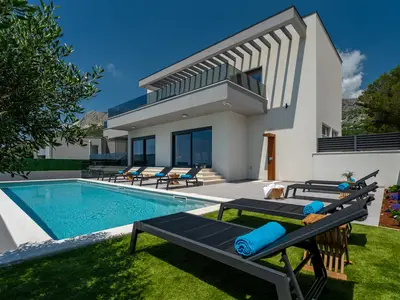 4 bedroom villa with 44sqm private pool, Billiards, Table tennis, PS5, views of the town Split and Adriatic Sea