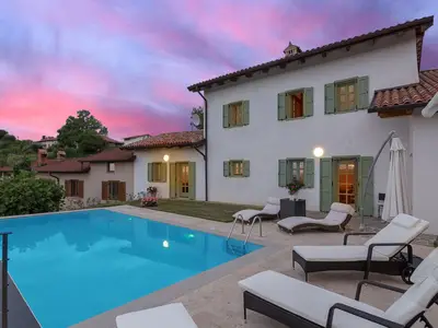 Pool und Hinterhof bei Sonnenuntergang