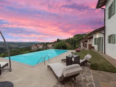 Blick auf den Sonnenuntergang vom Pool aus