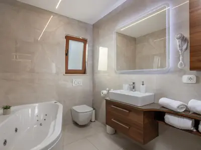 Badezimmer mit Badewanne