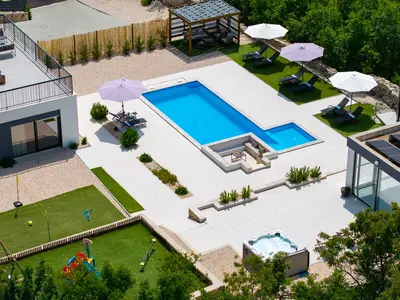NEUE Villa Begovina mit privatem beheiztem Pool, Sauna, Whirlpool, 4 Schlafzimmern