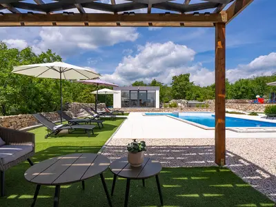 Diese neu gebaute und sehr moderne Villa bietet einen perfekten Rückzugsort von der Stadt in die ländliche und unberührte Umgebung