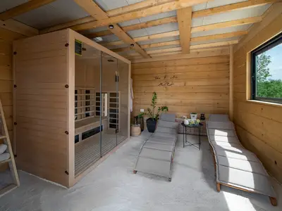 Eine entspannende Sauna für mehrere Personen