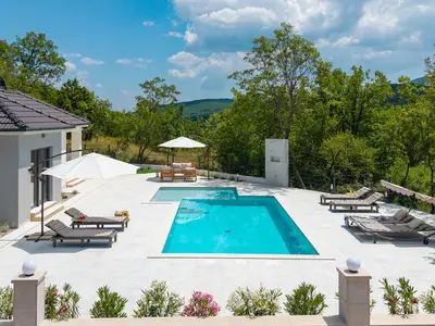 **Villa Angela – Ein modernes Familienrefugium mit privatem beheiztem Pool und Spaß für alle Altersgruppen**
