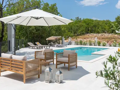 Willkommen in der Villa Angela – Ihrem perfekten Rückzugsort, eingebettet in die ruhige Landschaft von Krivodol.
