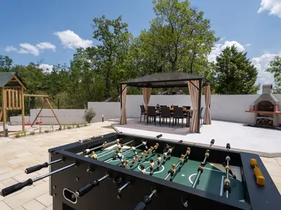 Outdoor-Spiele, darunter Tischtennis und Tischfußball.

