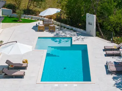 Ein privater, beheizter Swimmingpool (10 m x 4 m)
